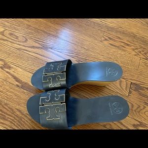 Adorable Tory Burch wedges, size 9